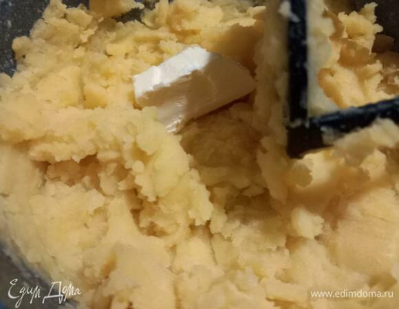 Добавляем сливочное масло для вкуса, но этот пункт можно и пропустить. Картофель должен стать однородным пюре.