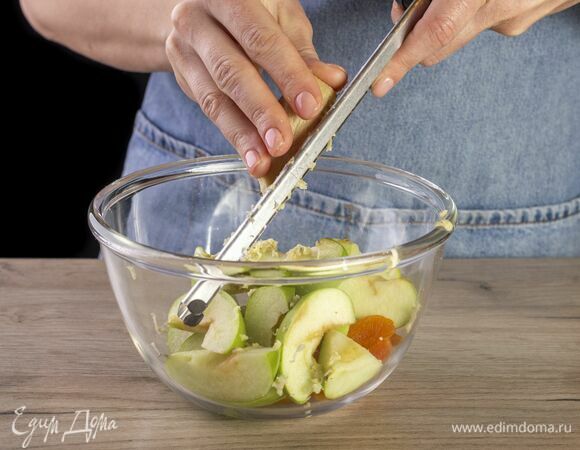 Имбирь натрите на терке и выложите в миску к яблокам и кураге.