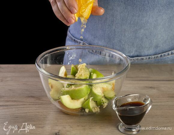 Выжмите сок апельсина и добавьте соевый соус. Перемешайте.