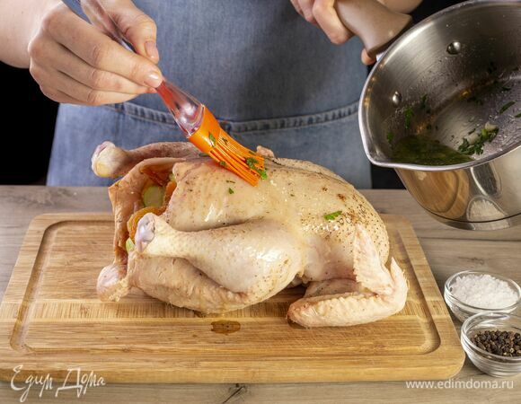 Обильно смажьте курицу маслом с чесноком.