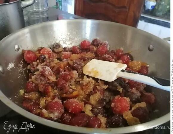 Алычу промыла, удалила косточки. На разогретую сковороду выложила алычу и засыпала сахаром.