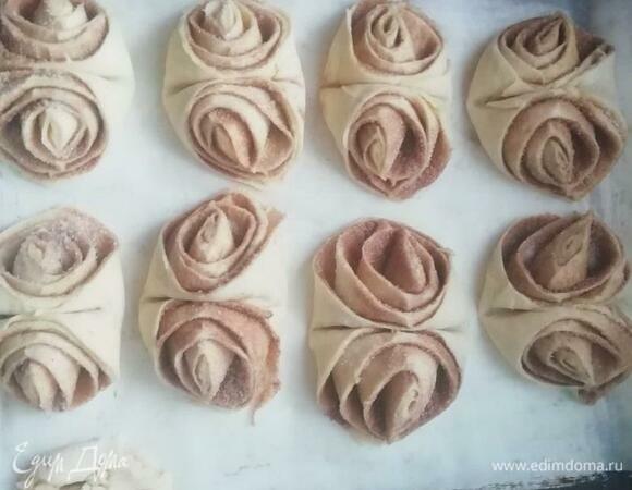 Выложила эти булочки на противень и каждую сверху прижала ровно по середине. Разогреть духовку до 180°C. Когда все булочки приняли нужную форму, поставила их в духовку на 45 минут.