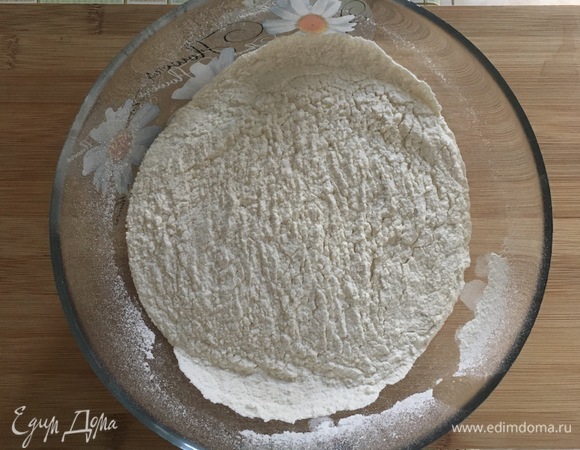 Ингредиенты для теста должны быть комнатной температуры. Молоко подогреть до 36–38°C. Просеять муку, перемешать с дрожжами и солью.