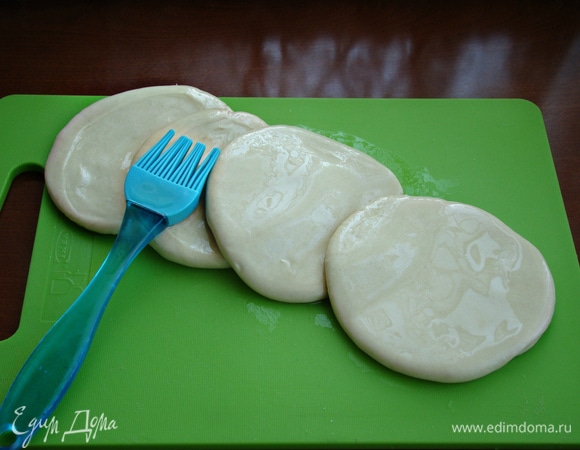 Тесто разделить на четыре равные части, каждую часть раскатать в небольшую лепешку и тщательно смазать с двух сторон растительным маслом и оставить минут на 10.