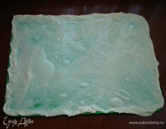 Взять одну лепешку и аккуратно растянуть руками очень тонко. Тесто смазать растительным маслом.