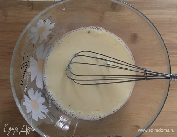 В молоке растворить сахар, вбить яйцо и объединить с сухой частью, постепенно всыпая муку. Начать замешивать тесто.