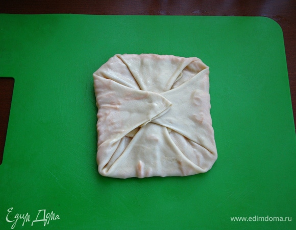 Еще раз сложить конвертом, слегка растягивая встречные углы.