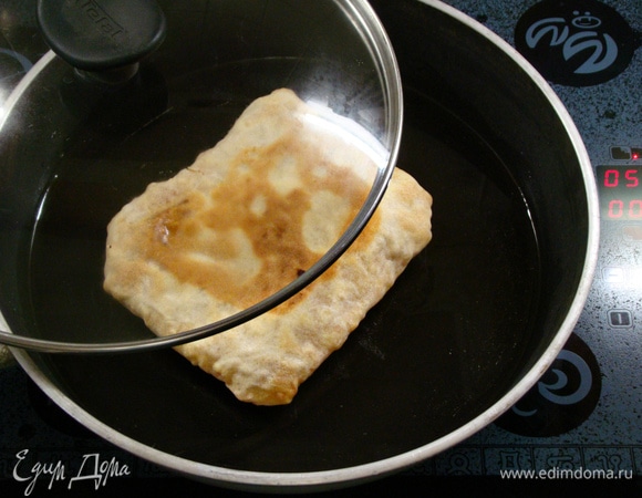 Готовят плацинды двумя способами: или жарят с двух сторон на сковороде, или запекают в духовке. Готовые плацинды смазать с обеих сторон растопленным сливочным маслом.