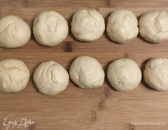 После подъема теста разделить его на 10 шариков примерно по 70 г, накрыть их пленкой и оставить на 20–30 минут.