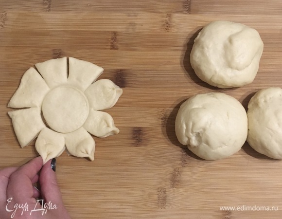 Округлить лепестки, сплющивая края.