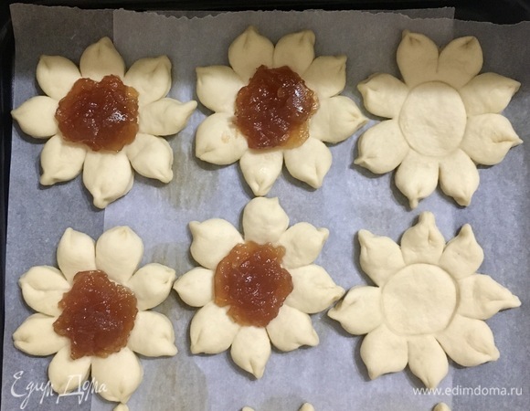 Выложить в каждую «ромашку» по 1 ст. л. яблочного повидла.