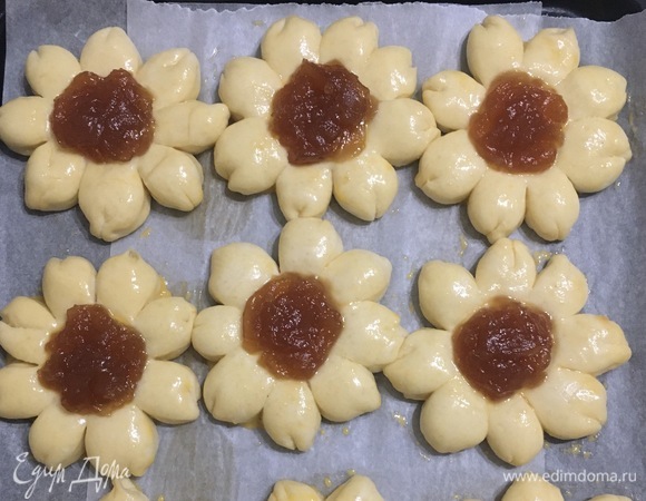 Смазать «ромашки» желтком с 1 ст. л. молока, оставить на 10–15 минут.