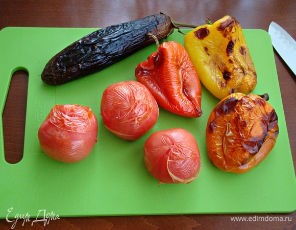 Разложить овощи на противне и запечь в разогретой до 200°C духовке с двух сторон.