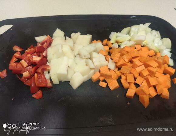 Сварить куриный бульон. К бульону добавить нарезанные кубиком лук, морковь, картофель и перец.