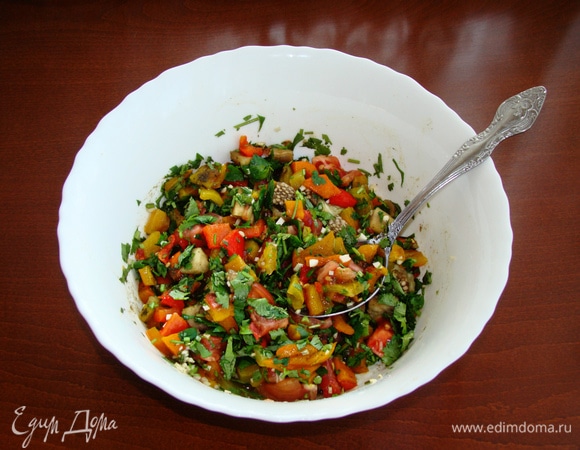 Затем с овощей снять шкурку и нарезать крупными кусочками. Добавить половину нашинкованной зелени кинзы и измельченный чеснок. Посолить и поперчить.