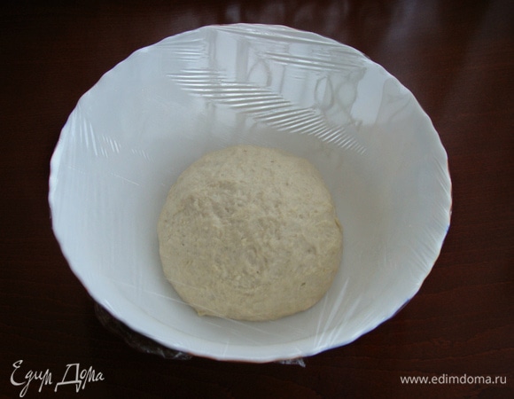 В миске смешать теплое молоко, сухие дрожжи, сметану, сахар и оставить минут на 10 для подъема. В глубокой миске смешать просеянную муку, соль и влить поднявшуюся дрожжевую смесь, растопленное сливочное масло и куриный желток. Замесить мягкое тесто. Тесто будет немного липким — так и должно быть. Округлить, поместить в миску, накрыть салфеткой или пищевой пленкой и поставить в теплое место минут на 30.