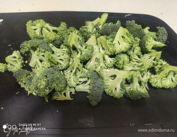 Как только овощи приготовятся, добавить разделенную на соцветия брокколи, влить сливки.