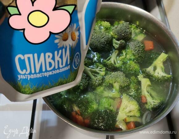 Варить 1–2 мин после закипания, чтобы сохранить полезные свойства брокколи. Посолить и поперчить. Можно приготовить крем-суп: достать куриное мясо и использовать блендер, тогда жидкости должно быть немного.