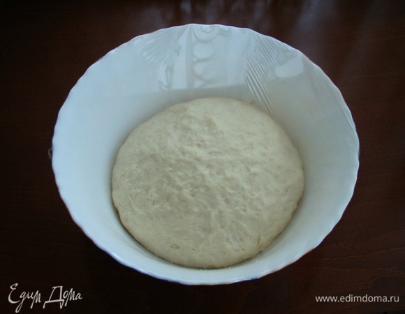 Подошедшее тесто разделить на две части. Адыгейский сыр и сулугуни натереть на крупной терке.