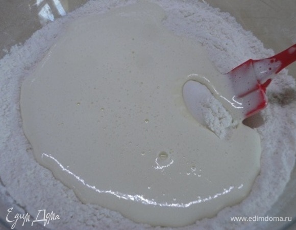 Яйца взбить с сахаром в светлую воздушную пену, добавить цедру лимона или апельсина, оливковое масло и соединить с сухими ингредиентами. Замесить тесто.