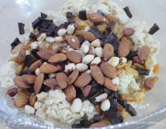 Вмешать орехи, шоколад и изюм.