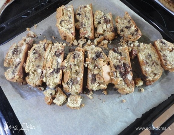 Остудить рулет минут 10. Я вот упустила этот момент из внимания и поторопилась :) Нарезать ломтиками толщиной 1 см, чтобы они равномерно и одновременно пропеклись. Вернуть бискотти на противень и подсушить в духовке еще 7–10 минут, перевернув один раз.