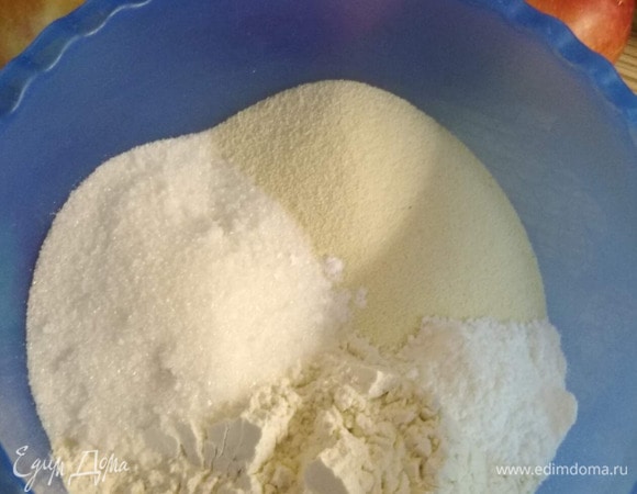 Смешать в миске муку, манку, сахар и разрыхлитель.