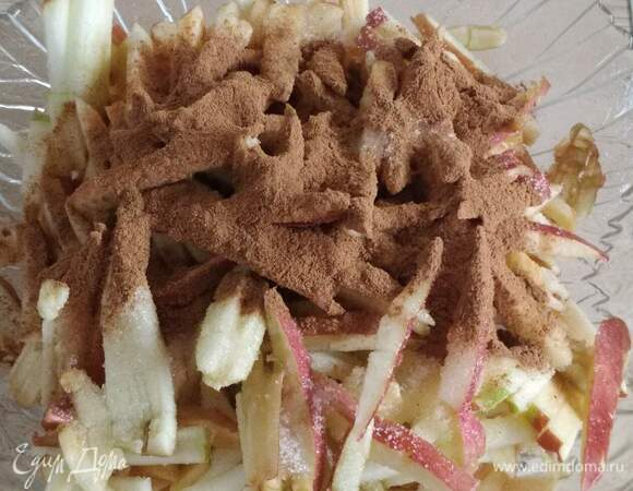 Яблоки нашинковать на терке (я использовала терку для картофеля фри). Сбрызнуть лимонным соком, чтобы они не потемнели. Всыпать корицу и немного сахара, перемешать.