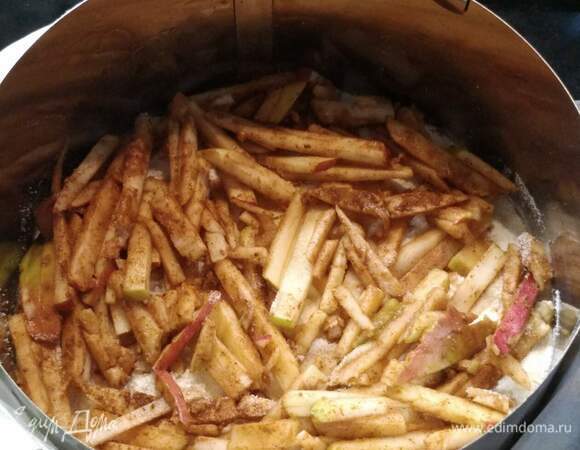 Форму смазать маслом или выстелить пекарской бумагой. Рекомендую снаружи проложить фольгу, чтобы молоко не вытекало из формы. Выложить слоями сухую смесь и яблоки, чередуя их. Последний слой — яблоки.