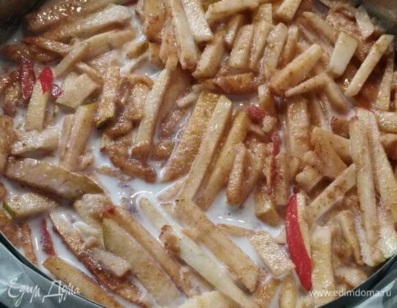 Залить пирог горячим молоком и проткнуть шпажками в нескольких местах. Запекать при 180°C 1 час.