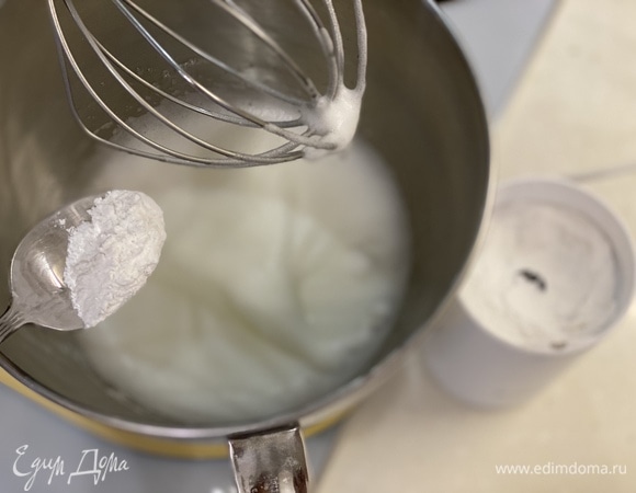 Взбить белок до пены, постепенно добавить сахарную пудру. Продолжить взбивать.