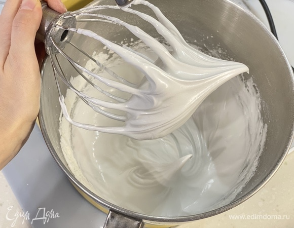 Готовую меренгу выложить на противень, застеленный пергаментом. Придать форму лопаткой. В центре сделать небольшое углубление.