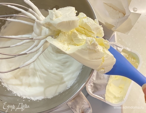 Для крема. Сливки взбить до пиков, постепенно добавить сахарную пудру. Добавить сливочный сыр и еще раз хорошо взбить до получения однородного пышного крема.