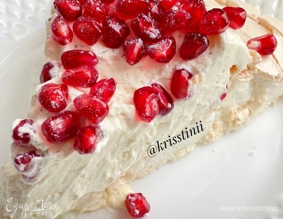 На корж из меренги выложить крем и украсить по желанию.