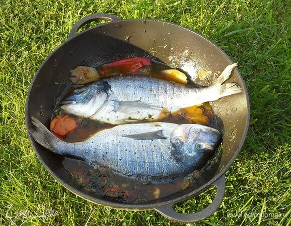Рыбу положить поверх овощей.