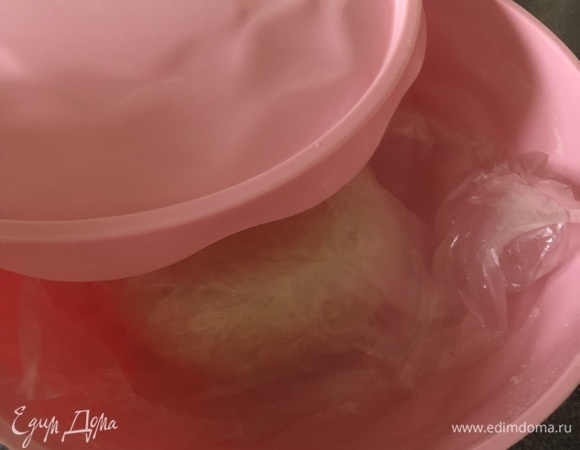 Добавляем остальную воду, растительное масло и соль. Размешиваем до однородной массы, чтобы тесто было мягким. Накрываем пленкой и полотенцем, ставим в теплое место на 30 минут.