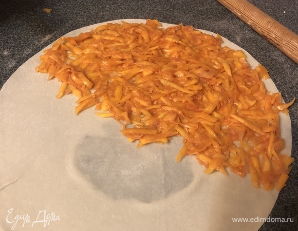 Делим тесто на маленькие шарики, раскатываем тонкие пласты, выкладываем начинку на половину пласта и по вкусу добавляем гранат. Накрываем другой половиной теста. 