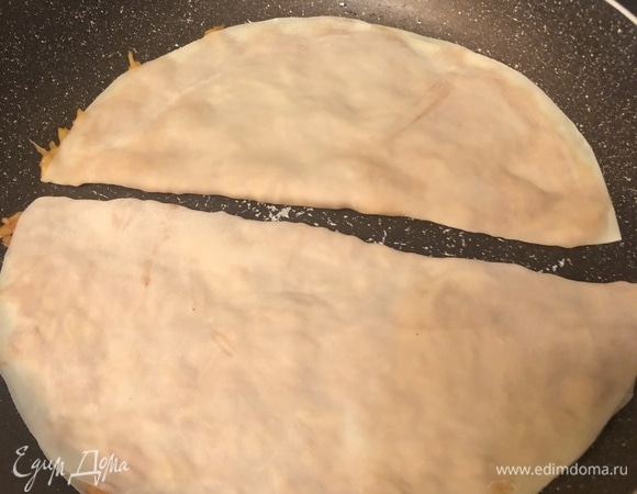 Жарим на разогретой сухой сковороде с обеих сторон.