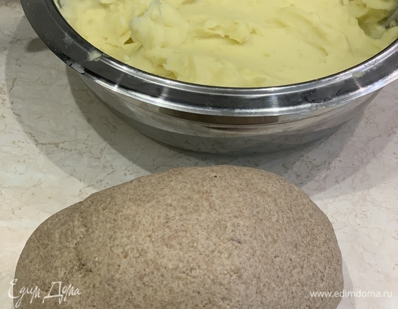 Замешиваем тесто: в муку наливаем кефир и вымешиваем хорошенько, пока тесто не станет эластичным. В зависимости от качества муки, кефира может понадобиться чуть больше. Тесто складываем в полиэтиленовый пакет и оставляем на 30 минут. Картофель чистим и варим до готовности. Добавляем сливочное масло и молоко, делаем пюре.