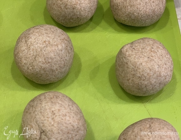 Раскатываем тесто в «колбаску», нарезаем кусочками размером с грецкий орех и немного скатываем в шарик.