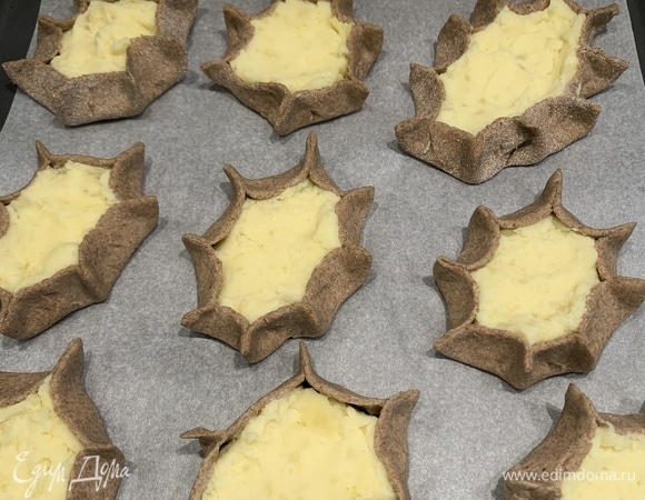 Защипываем края на расстоянии 1–1,5 см друг от друга. Кладем на противень, застеленный пергаментом, и выпекаем в духовке, разогретой до 200°C, 20 минут.