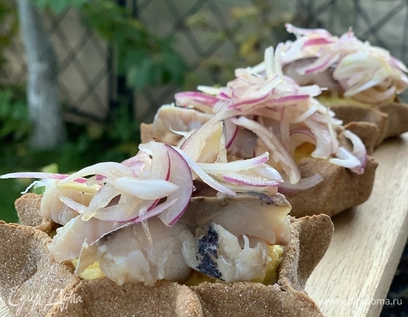 А теперь потрясающая идея! Нарезаем тонко любую соленую рыбу: ставриду, сельдь, лосося. Маринуем красный лук в винном уксусе. На теплую калитку выкладываем рыбу, сверху — лук. Подаем к столу! Это нереально вкусно!