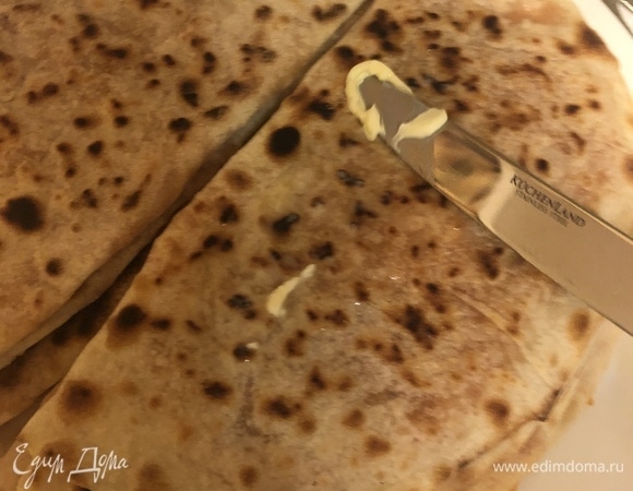Готовые кутабы смазываем сливочным маслом. Приятного аппетита!