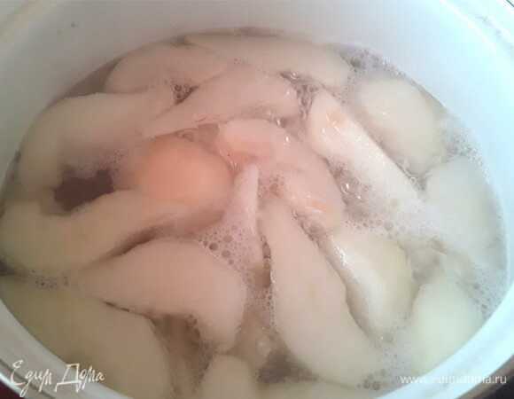 Довести до кипения сахарный сироп, добавить ванилин и варить в этой смеси груши 10–12 минут, пока они не станут мягкими. Груши достать, остудить. Сироп можно слить и использовать для других блюд.