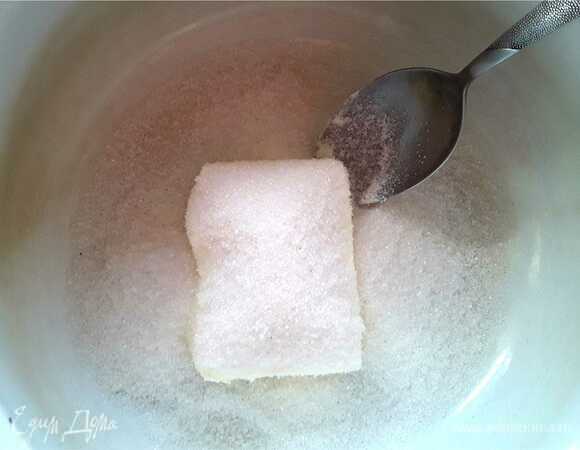 Теперь сделаем тесто. Взбиваем сливочное масло с сахаром и ванилином до кремообразного состояния.