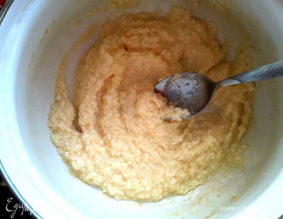 Добавляем яйцо, соль и все взбиваем.