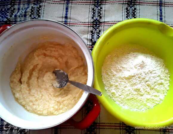 Добавляем муку и замешиваем тесто.