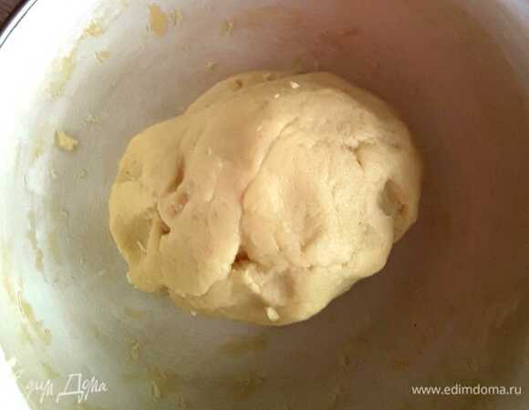 Тесто должно быть пластичным. Мы упаковываем тесто в пленку и убираем в холодильник на 20 мин.