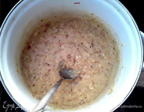 Готовим начинку. Помещаем в блендер миндаль, сахар, масло, муку, яйца, ром и все перемешиваем в однородную массу. Выкладываем начинку в песочную «корзинку» и укладываем груши по кругу.