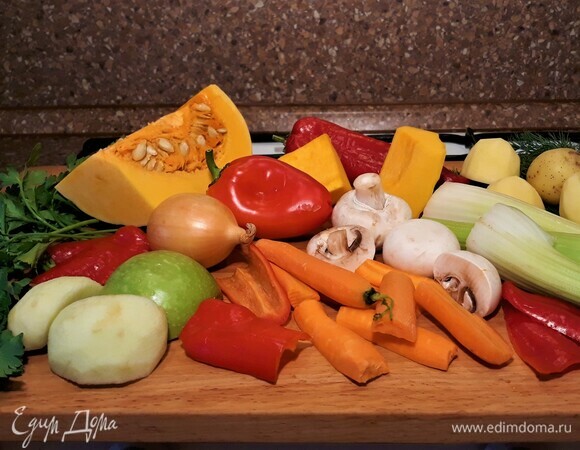 Тыкву очистить, вычистить. Перец очистить от семян и перегородок. Лук, картофель, морковь, яблоко почистить. Промыть стебли сельдерея, грибы (у меня шампиньоны). Вымыть петрушку.